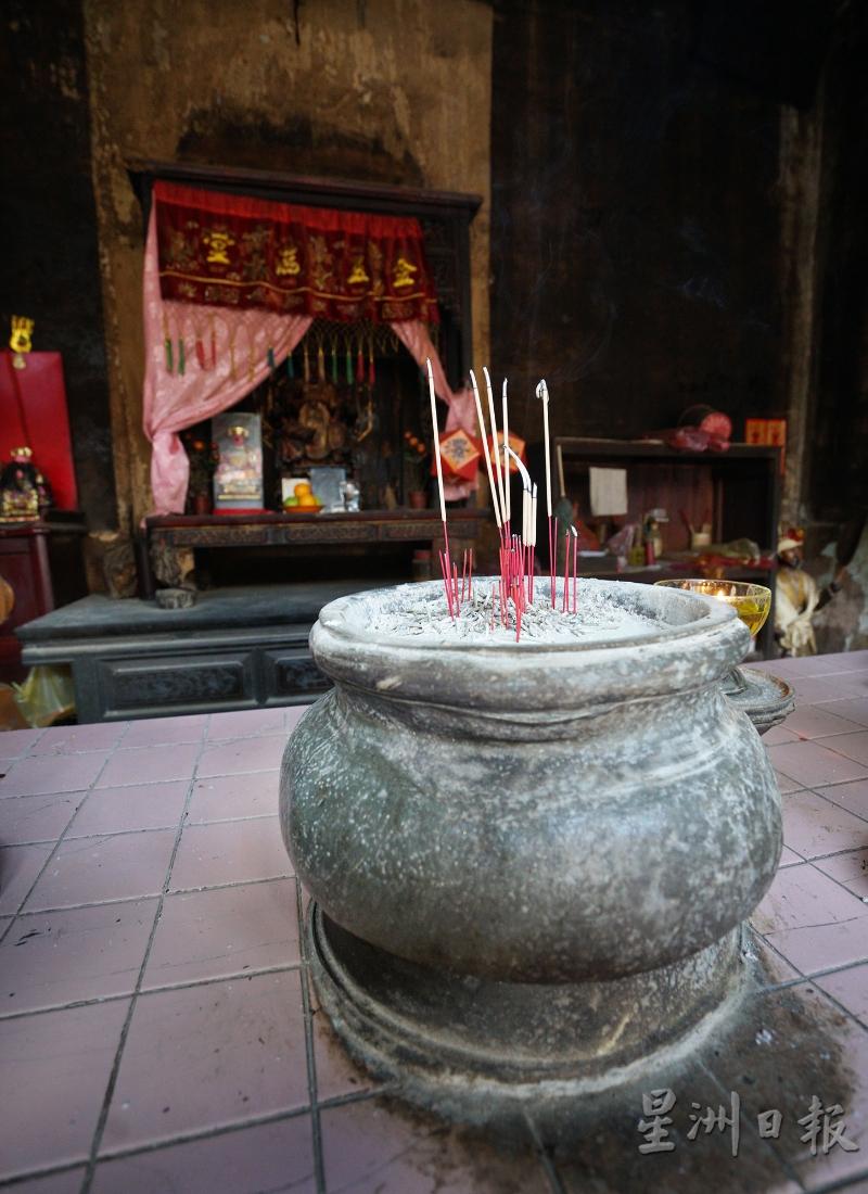 庙内可以看到比较少见的锡米香炉。