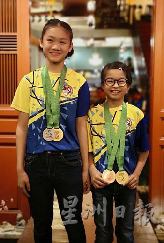 陈凯渲（左）及侯宇菲在女10岁组双打赛中获得冠军。