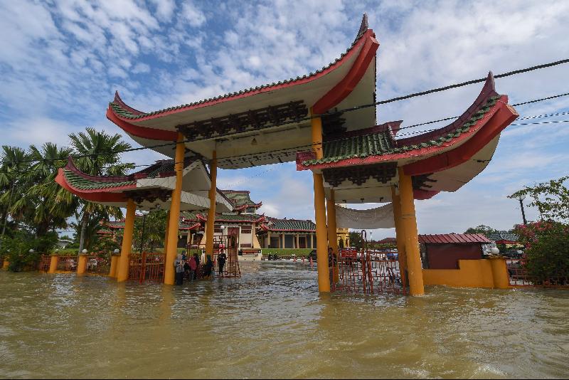 哥乐河泛滥溢堤，巴西马著名地标苏丹依斯迈柏特拉银禧清真寺（北京清真寺）汪洋一片。