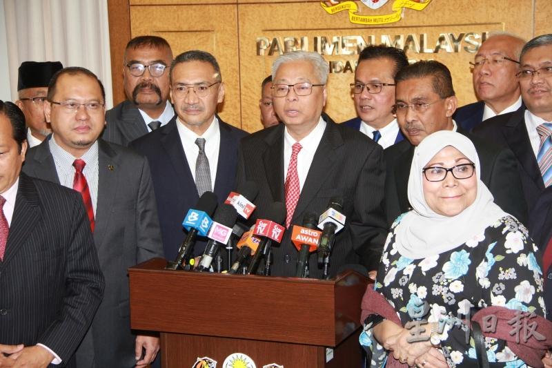 依斯迈（前排右二）在众多同僚陪同下召开新闻发布会表明，反对党阵线要求政府能够撤回IPCMC法案，而不是展延。