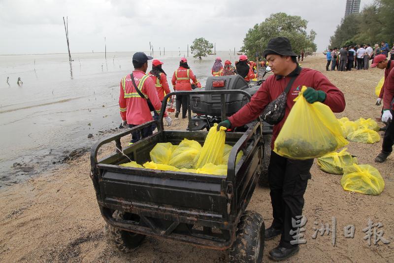 當局每天都定期在關丹縣各主要海灘進行清理垃圾的工作，每天平均可收集到50公噸以上的垃圾，這些垃圾都是人們胡亂丟棄所造成的後果。
