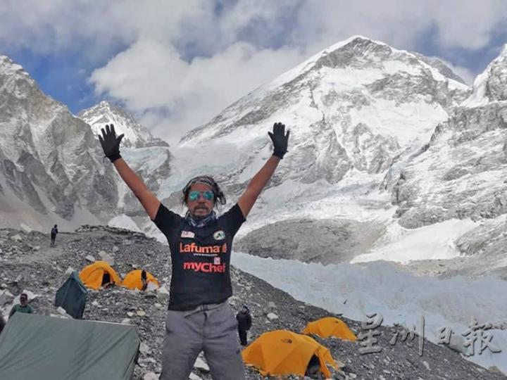 拉曼近年来组织山友们到尼泊尔攀山露宿，与雪白山峰近距离接触。（受访者提供）