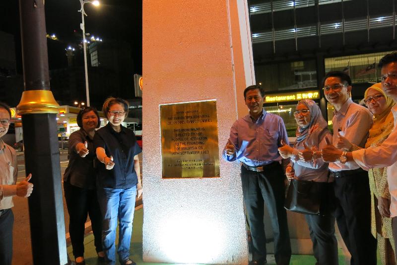 左二起为刘静芝与诺丁等在重置的马来西亚建国纪念碑铜牌前合影。