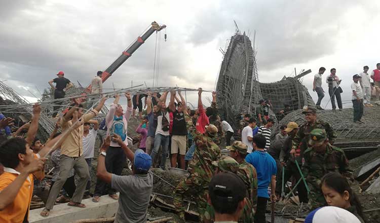 柬埔寨一座在建佛庙坍塌，2死10伤，约20人埋在地下，救援人员在现场施救。（图：网络照）