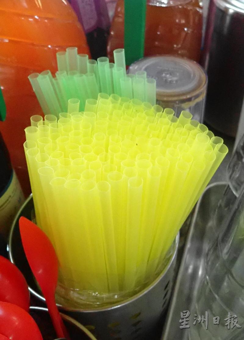 吸管属一次性塑料，也被列入禁用塑料中。