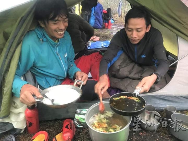 火山上风大寒冷，还躲在帐篷内比较暖和。（右为印尼山导Soembah，左为他的朋友Francis）（受访者提供）