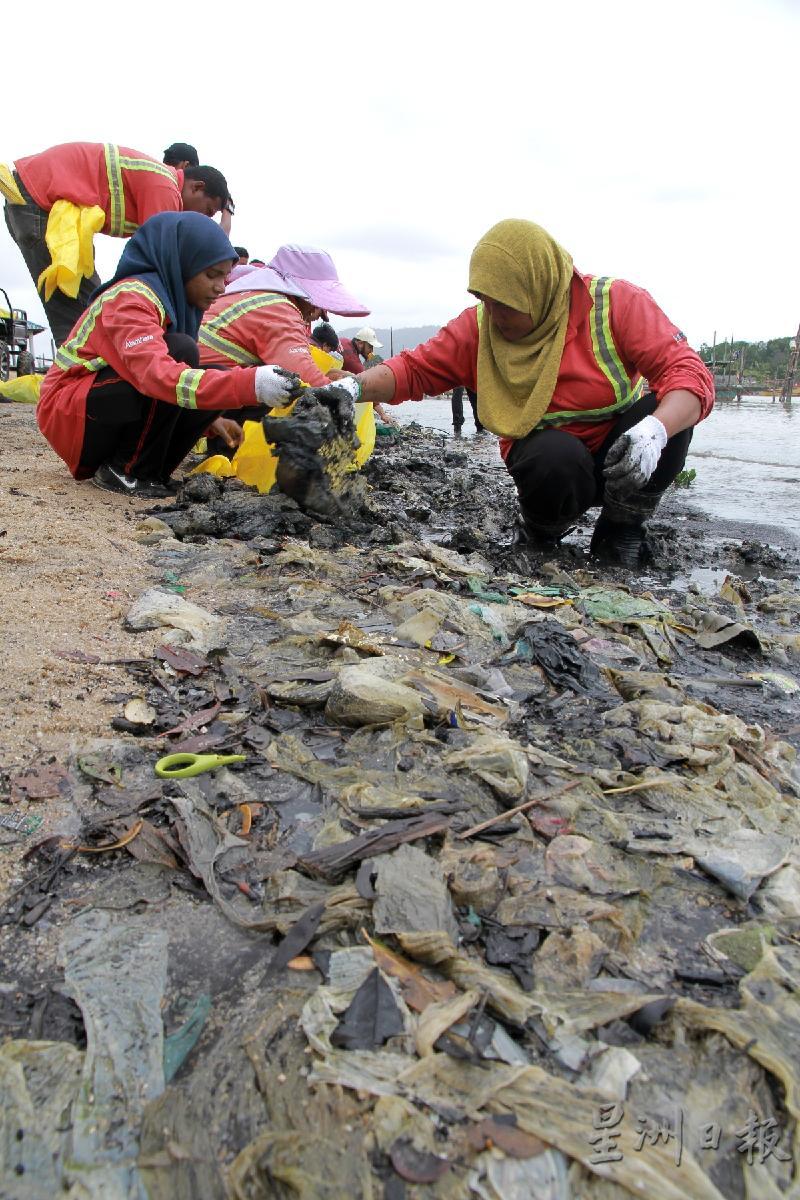 當局聯合出動25名員工，一同展開清理沙灘垃圾行動。