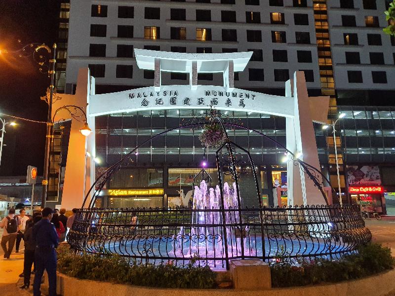 获重新装置的马来西亚建国纪念碑及彩灯音乐喷水池。