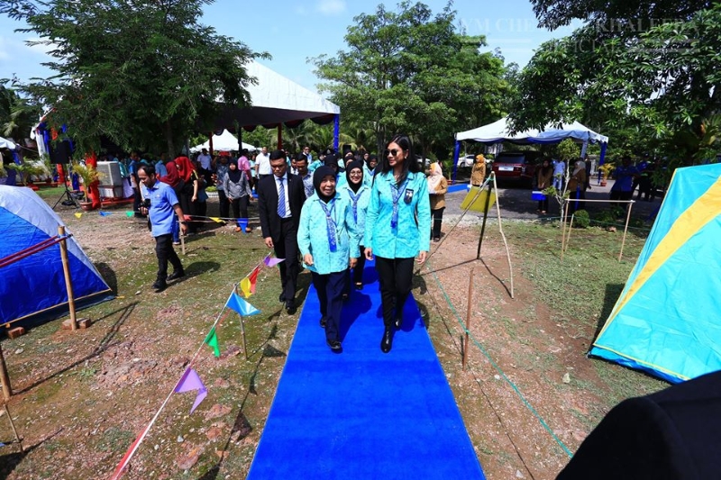 柔佛王储妃卡丽达出席马来西亚女童军协会柔州分会在北干那那举办的露营活动闭幕礼时，参观营地设施。