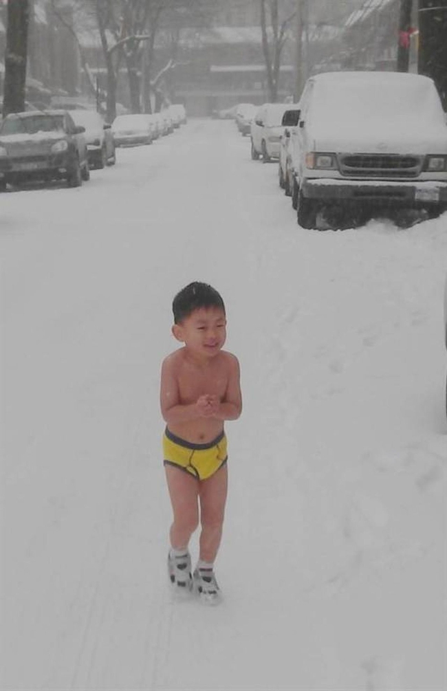 南京男孩何宜德3岁时在美国纽约雪地里裸体跑步走红，还因为有“裸跑弟”称号。（图：网络照）