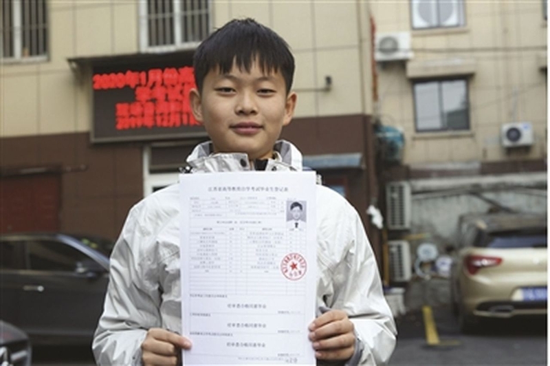现年11岁的何宜德日前拿著南京大学销售管理专业自考成绩单，通过了江苏省教育考试院的当面审核，这意谓著他的大学专科已顺利毕业，是中国自考史上最小年龄毕业生的纪录。（图：网络照）