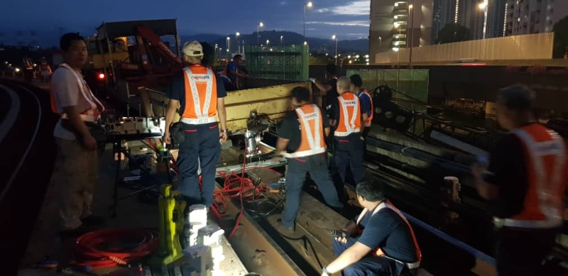 维修车在半夜时分脱轨，超过20名技术人员第一时间赶往现场展开抢修行动。