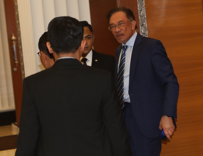 安华与公正党领袖在会议前交流。