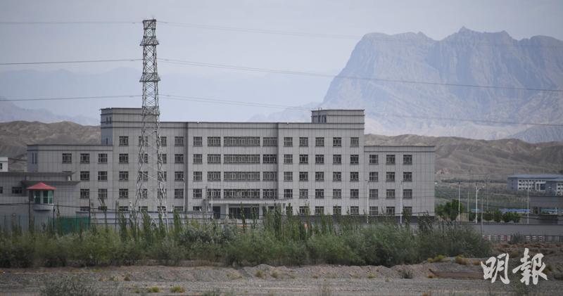 媒体今年6月拍摄到相信是新疆用作关押维吾尔族人的再教育营。（图：法新社档案照）