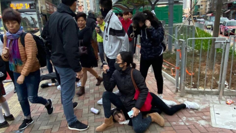 香港“连登论坛”传出港警压制一名女学生的照片，只见一名便衣女警直接坐在一名女学生的背上压制，令许多香港网民都十分气愤。（互联网照片）