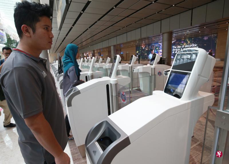 自11月25日起，当局已在樟宜机场第四搭客大厦入境处进行新一轮的试验。（图：联合早报·唐家鸿摄） 