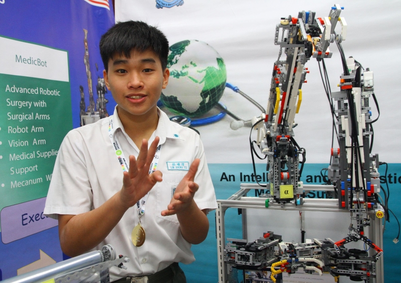 明年升高一的林嵊淯希望能继续带着新研发的机器人作品，远赴加拿大参加国际奥林匹克机器人大赛，并拿下高中组的冠军。