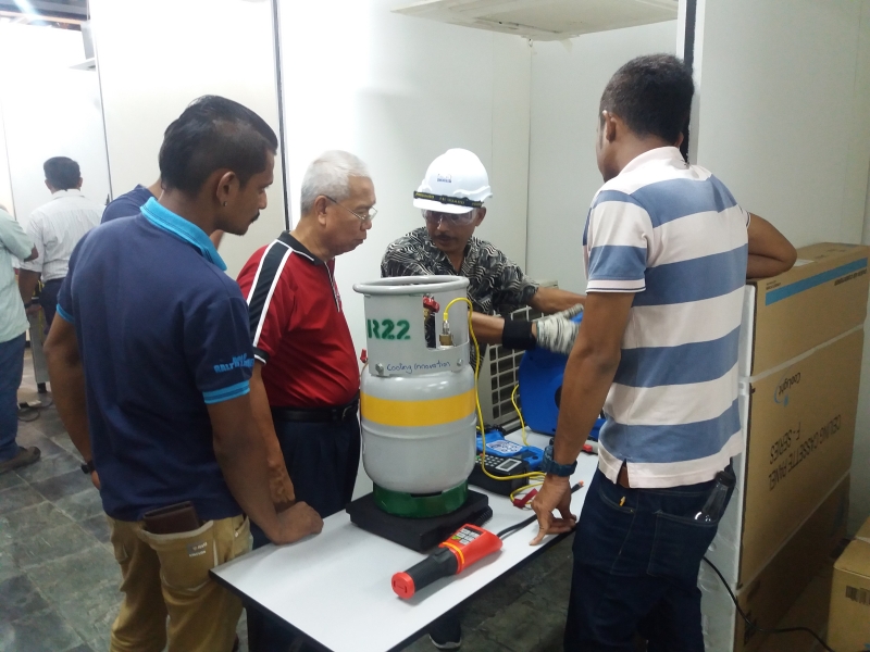 空调技术人员参与维修技术计划认证（CSTP）培训。