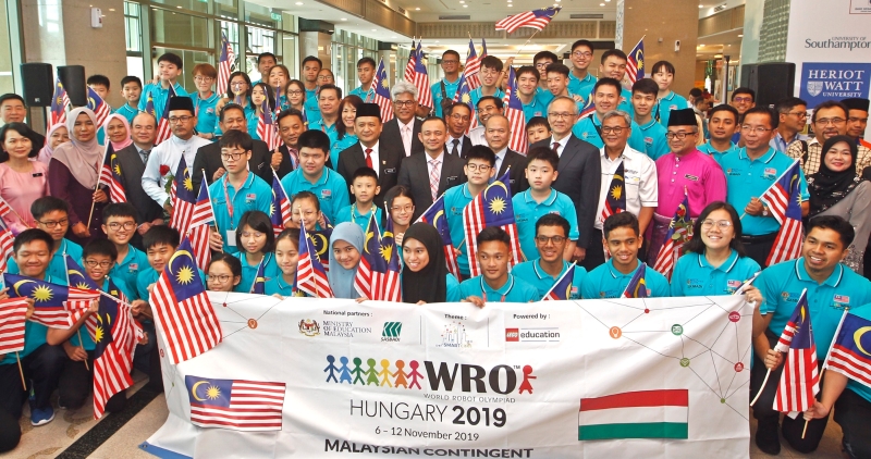 教育部长马智礼（中）早前在授旗礼上，为准备前往匈牙利，参与第15届国际奥林匹克机器人大赛的16支来自全马各地的机器人优秀队伍，送上祝福。