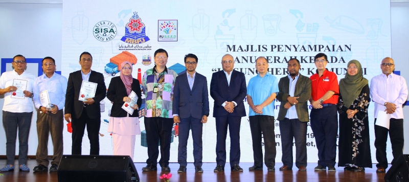 沙尤迪（右六）颁发杰出承包商奖项后，与得奖公司代表合影。