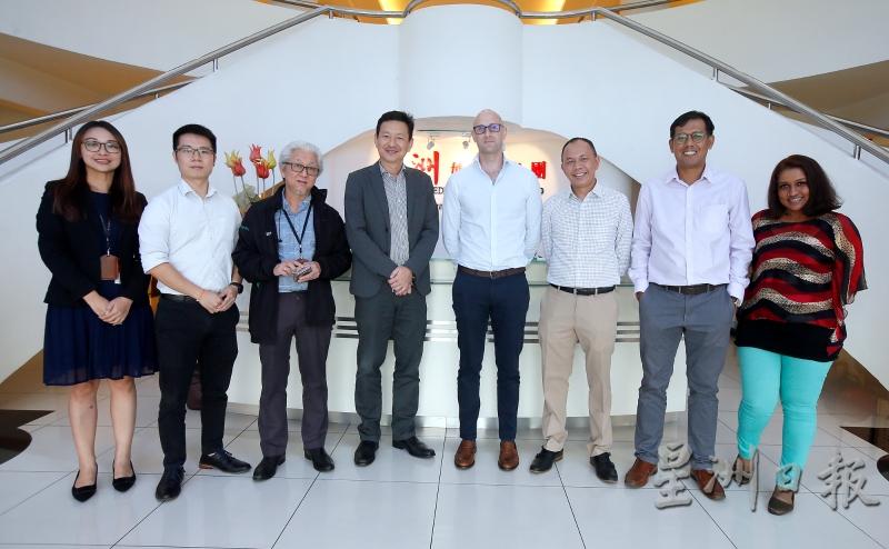 卡麦（右四）与日本烟草国际一行人拜访总社，黄康元（左四）、郭清江（左三）及本报企业公关促进部经理冯靖雯（左一）陪同。