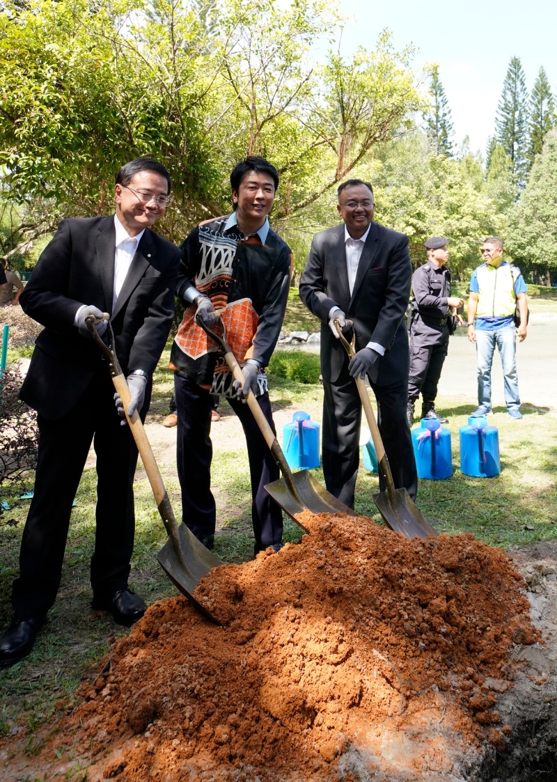 阿末苏艾迪（右起）、高岛宗一郎和楠正信联合主持纪念两市缔结姐妹市的植树活动。