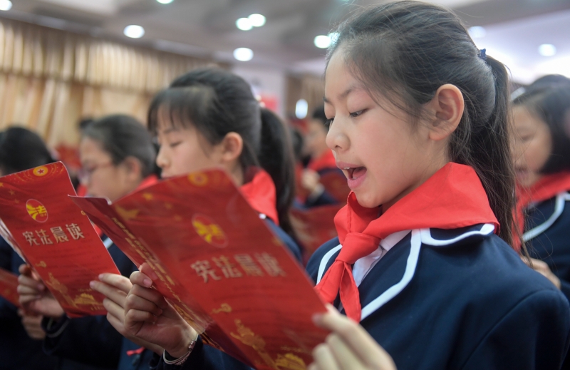 最新PISA国际中学生评估显示， 中国四个省市北京、上海、江苏和浙江在阅读、数学、科学三项测评中，排名第一。图为中国山东济南外国语学校开元分校学生晨读“宪法”。（图：中新社）