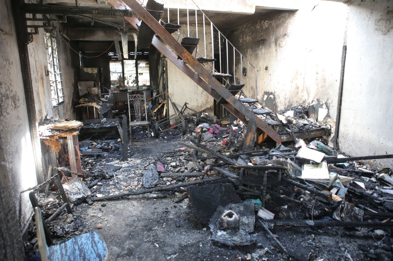 首间住家烧毁程度严重，内部一片狼藉。
