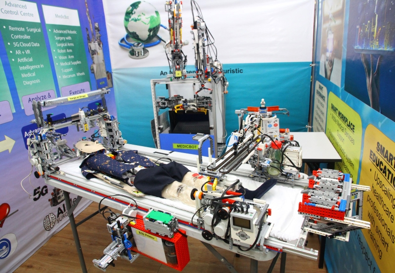 林嵊淯、杨善丞及杨笙泽耗时七八个月研发一套结合“诊断机器人”、“先进控制仪”和“手术机器人”的精明医疗教学系统，相继在全国机器人州赛、全国赛和国际奥林匹克机器人大赛上夺得冠军，扬威国际。
