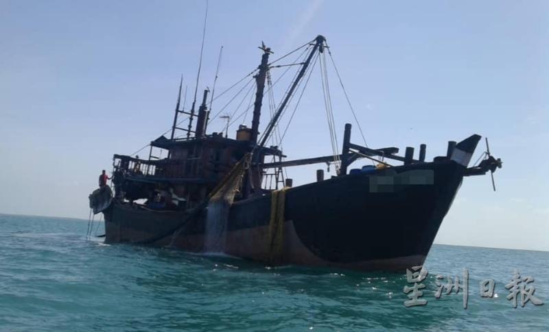 雪州海事执法机构在距离登雅岛约5.1海里水域，撞破非法外劳在非法捕鱼。
