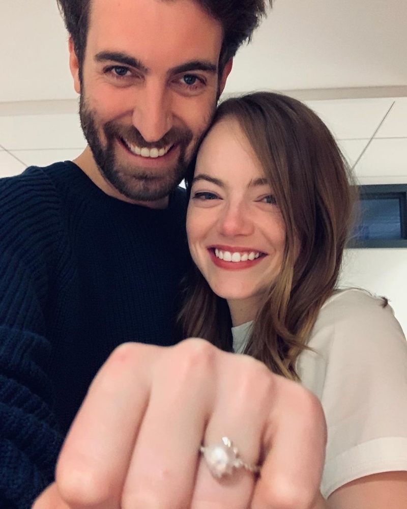 艾玛史东订婚了，男友戴夫 5日在IG晒出甜蜜合照，两人露出灿笑，艾玛更大方秀出手上的戒指。
