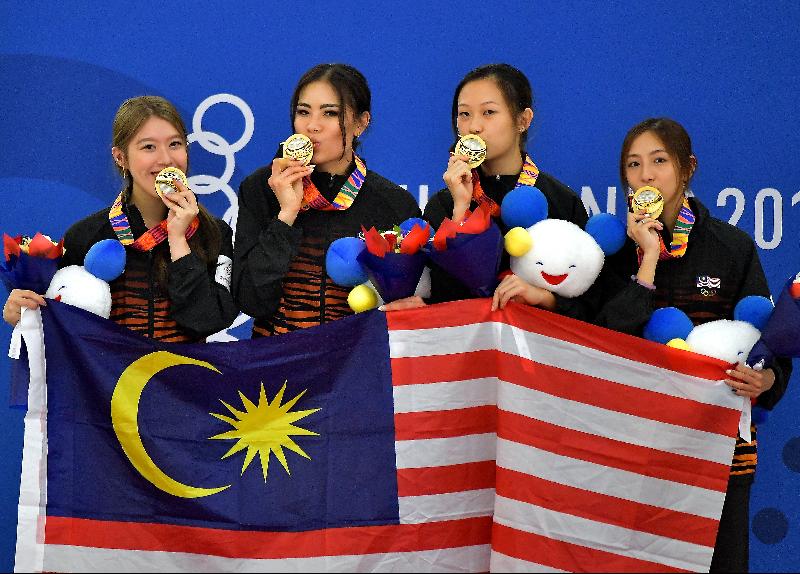 大马滑冰队在女子3000公尺接力赛保住上届金牌，图为陈恺霓、张安雅、陈淑慧、和陈淑恩手握国旗合照留念。