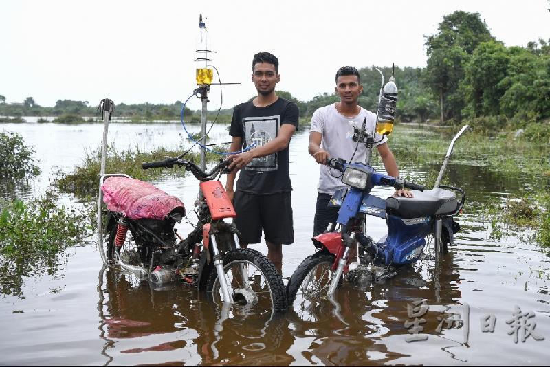 依克兰沙希迪（右）和弟弟莫哈末查卡里亚发挥创意把摩哆车改装成能下水的“水陆两栖摩哆车”，在水灾时派上用场。