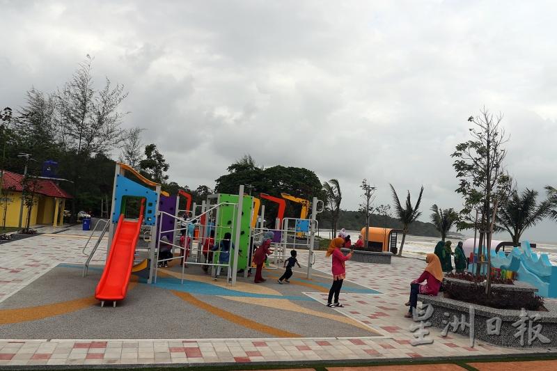 丹绒布罗海边有供儿童玩乐的设施，是携家带眷前去放松休闲的好去处。