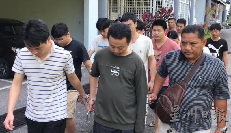 51名中国男女被告因为在住家公开赌博及行骗而被控上法庭，其中22人认罪，29人不认罪。