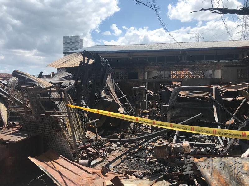 大火将4间店屋包括业者的讨生计的工具全烧毁，造成损失惨重。