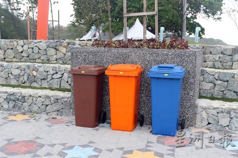 丹绒布罗海边备有分类垃圾桶，推行环保。