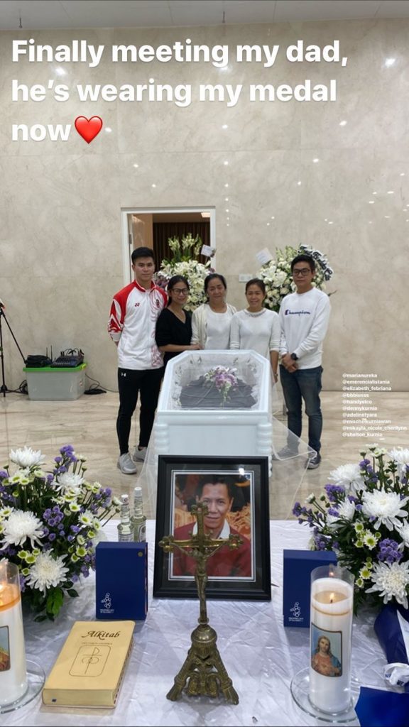 马维洛与家人出席父亲丧礼。（edgarmarvelo/IG）