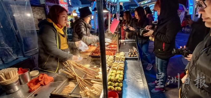 鱼糕小吃是冬季街头美食，食客络绎不绝。