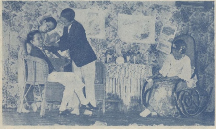 1927年，柔佛蔴坡化南女学校剧团为中华民国国庆（双十节）演剧之一幕。


