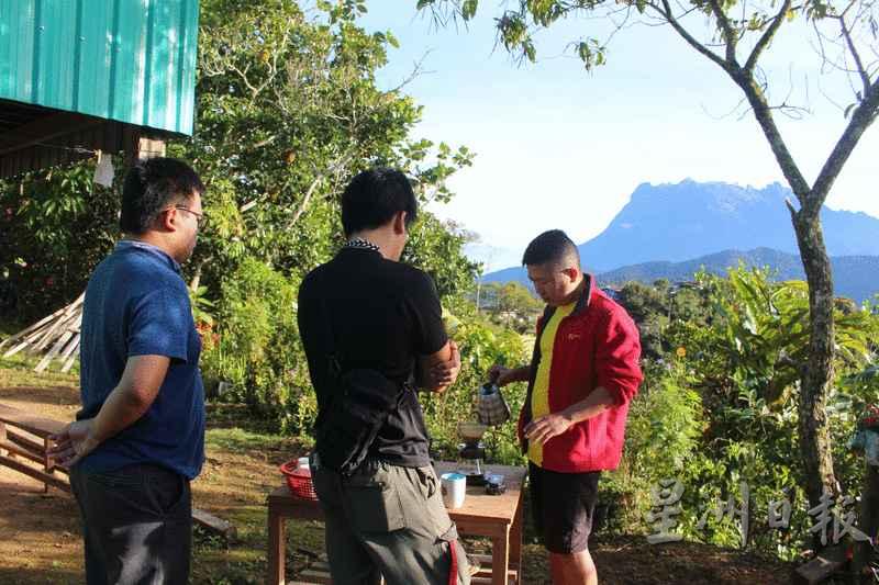 李荣吉（右）与到访者分享咖啡资讯 ，也现场烘焙与冲泡咖啡供品尝 。