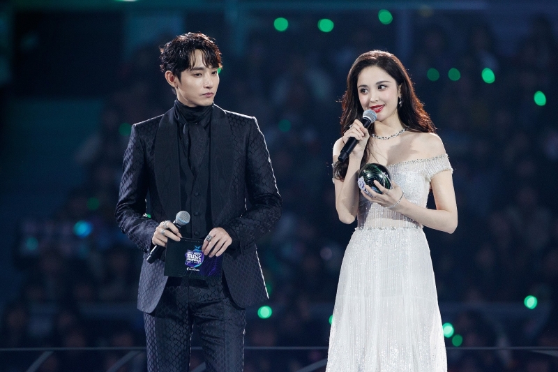 古力娜扎与韩国男星李洙赫一起颁奖。