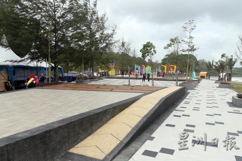 丹绒布罗海边的广场都有无障碍通道，为行动不便的人士提供贴心安排。