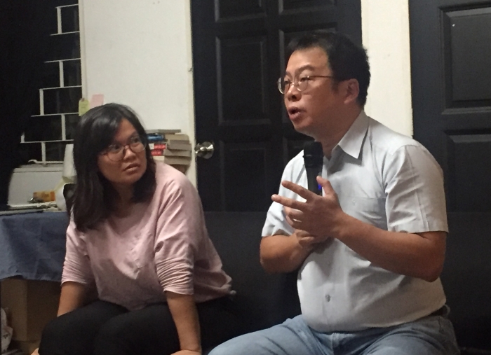 （左）苏淑桦（社会主义党全国财政）（右）何明修（台湾大学社会系教授，研究范围包括社运运动、政治社会学等。回应苏淑桦的社运位置，他自认是站在社运外的观察者。）