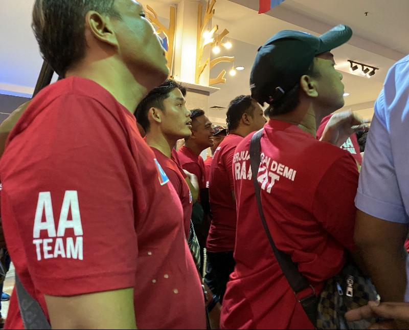 许多身穿“AA Team”红衣的阿兹敏支持者，不断高喊口号。