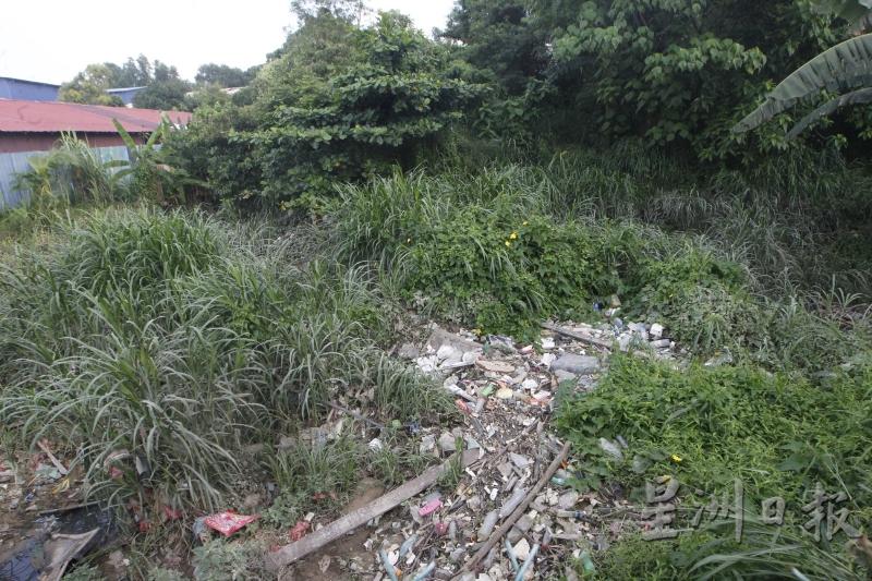 村民表示，居住在该区的外劳随手将垃圾及大型家私丢入屋后的地段，加剧闪电水灾情况。