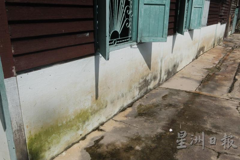 数十年未曾提升的住家饱受闪电水灾的影响，墙上有明显的积水痕迹。