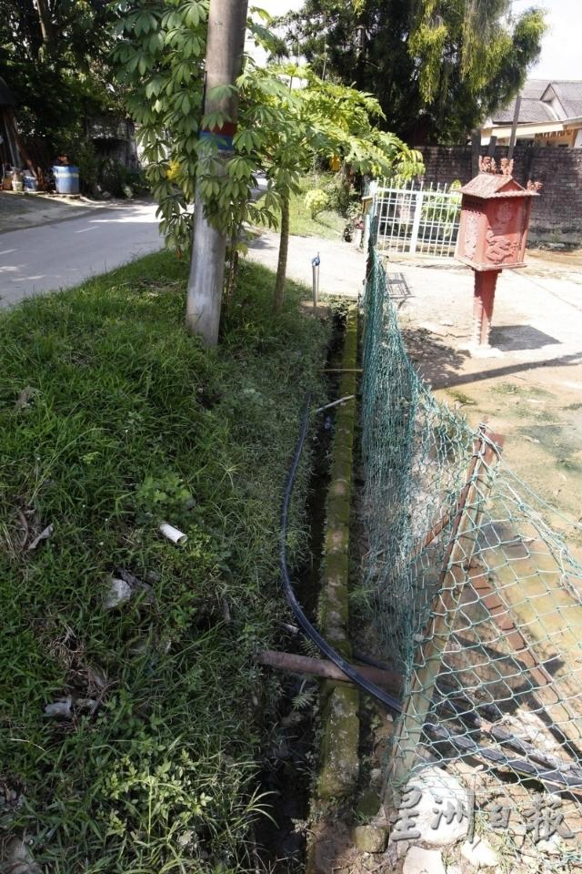 梳邦新村的沟渠陈旧及年久失修，不能负荷大量的雨水，每当下起大雨，雨水就会满溢至路面。