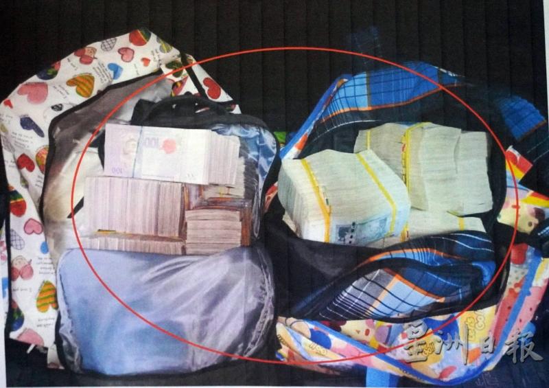 玻州关税局执法员搜出大笔现金。