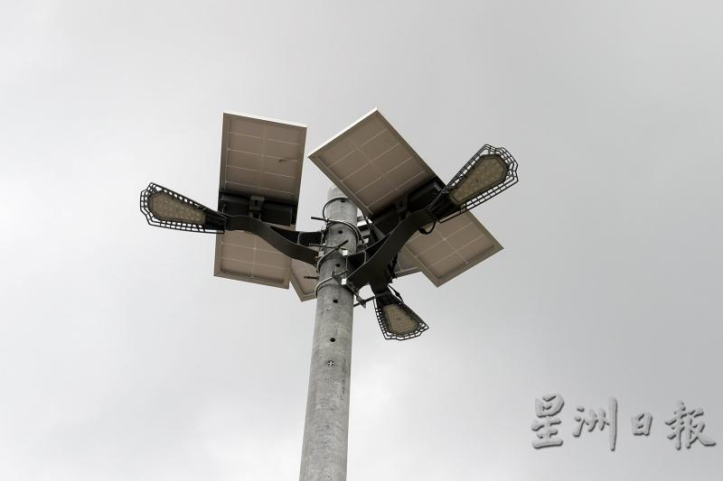 丹绒布罗海边架设的路灯是太阳能路灯，以达到节能减碳的目的。